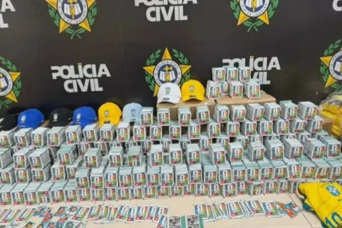 Carregamento com 200 mil figurinhas falsas da Copa do Mundo é apreendido pela Polícia Civil no RJ